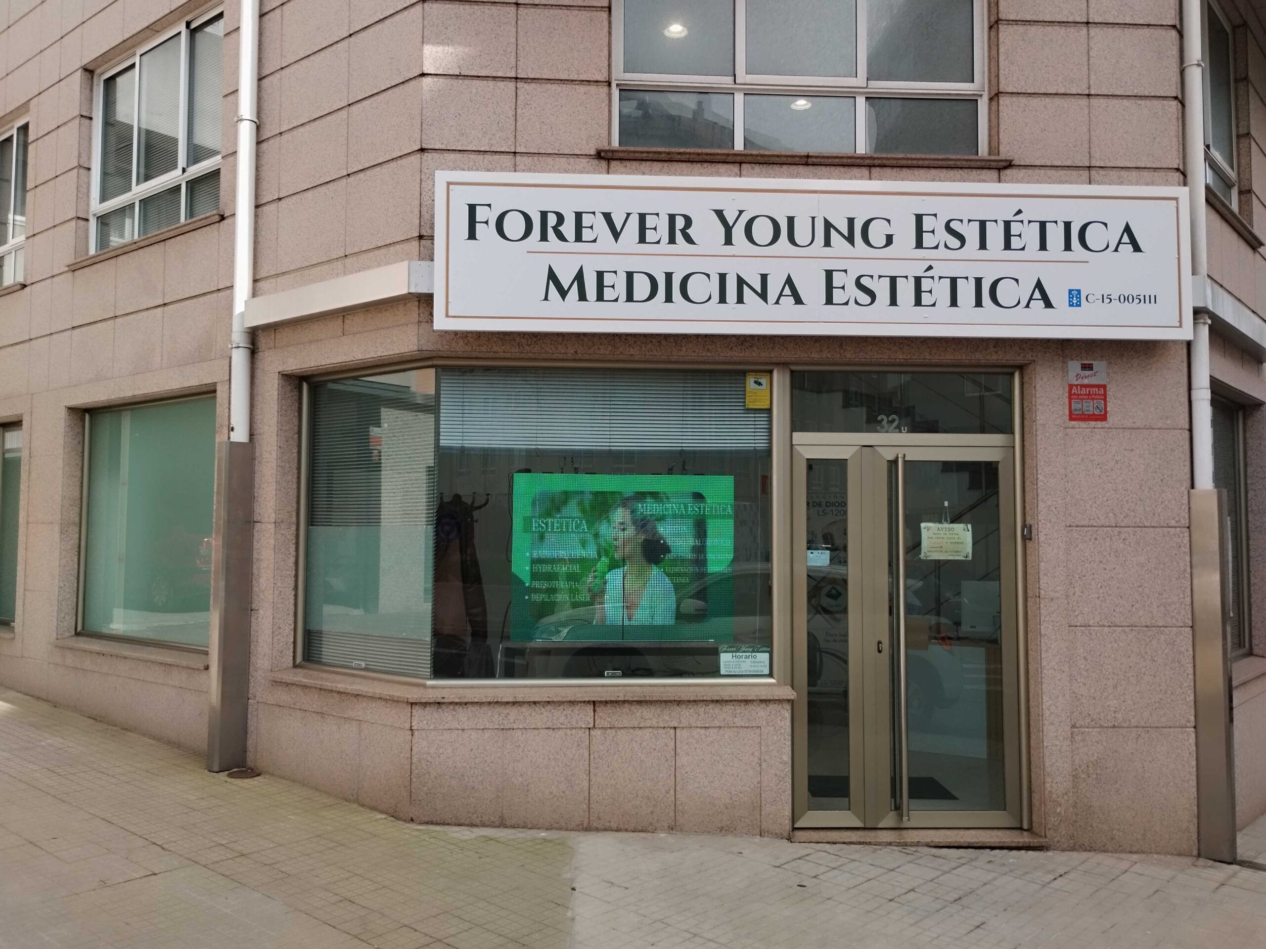 Fachada del centro Forever Young Estética - Medicina Estética en la Avenida da Concordia, 32, A Coruña