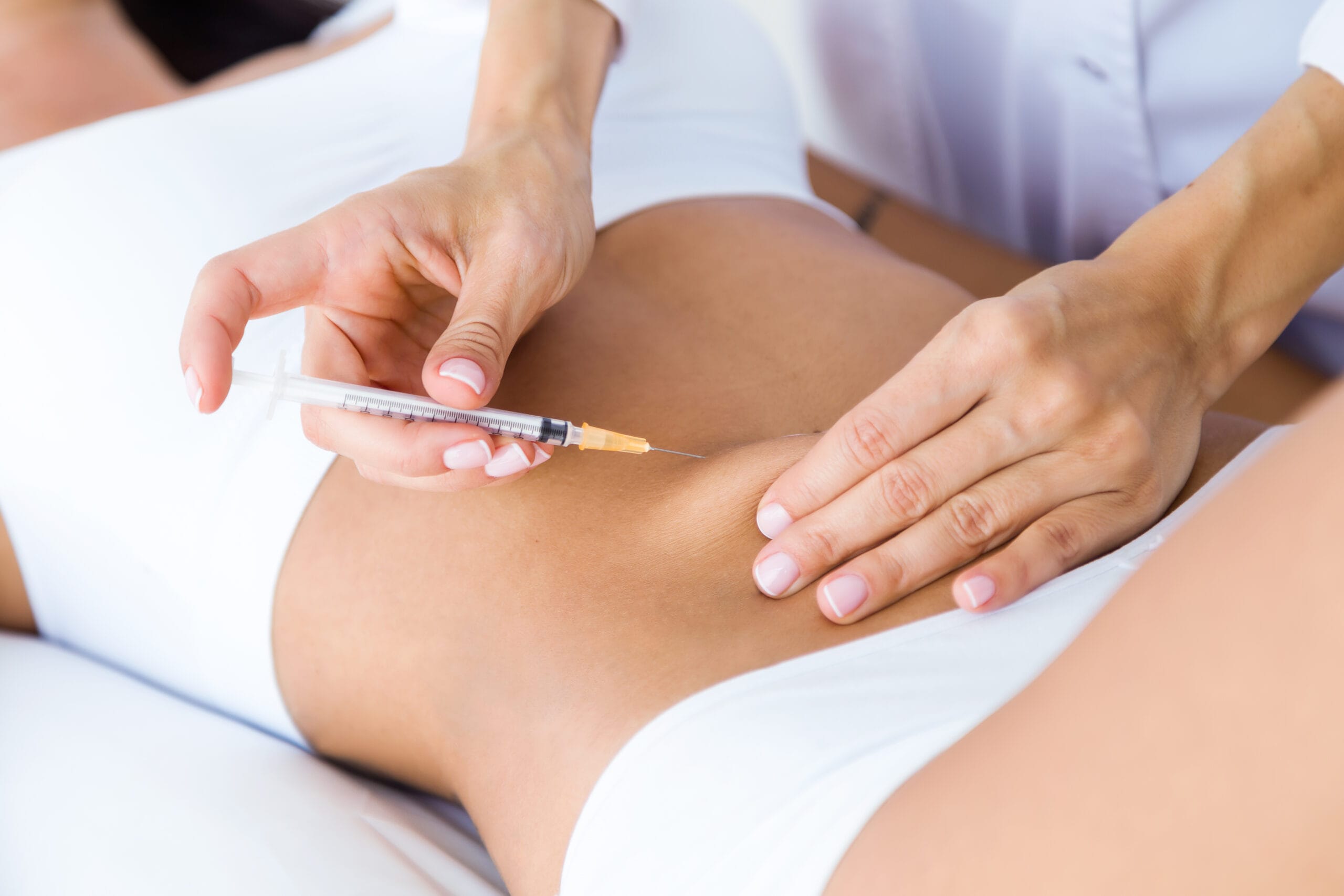Médico colegiado realizando una infiltración de medicina estética en Forever Young Estética, A Coruña — unidad sanitaria U.48 (licencia C-15-005111)