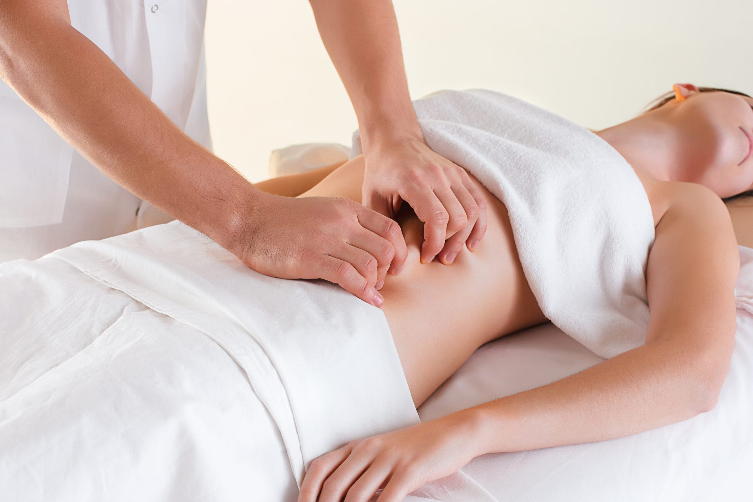 Masaje de drenaje linfático manual sobre el abdomen