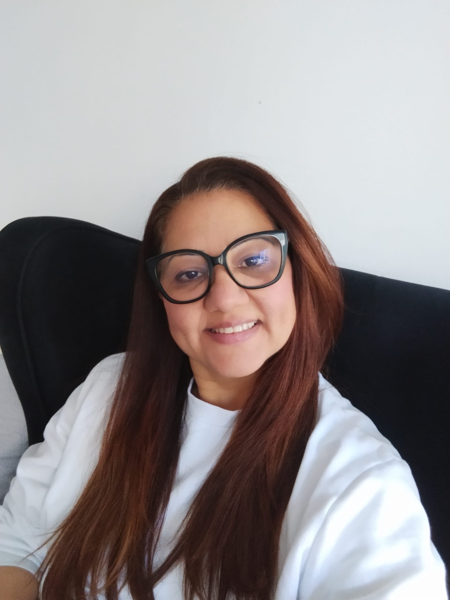 Luciana da Silva, esteticista y fundadora de Forever Young Estética, sonriendo en su centro de A Coruña