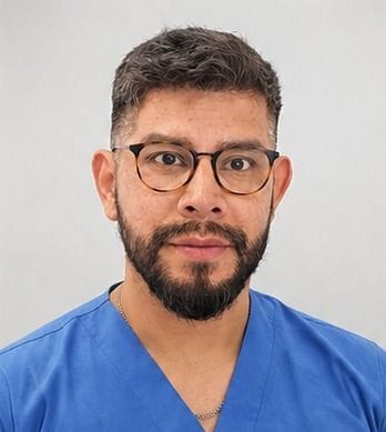 Dr. Jack Alvites, médico colegiado y responsable sanitario de Forever Young en A Coruña