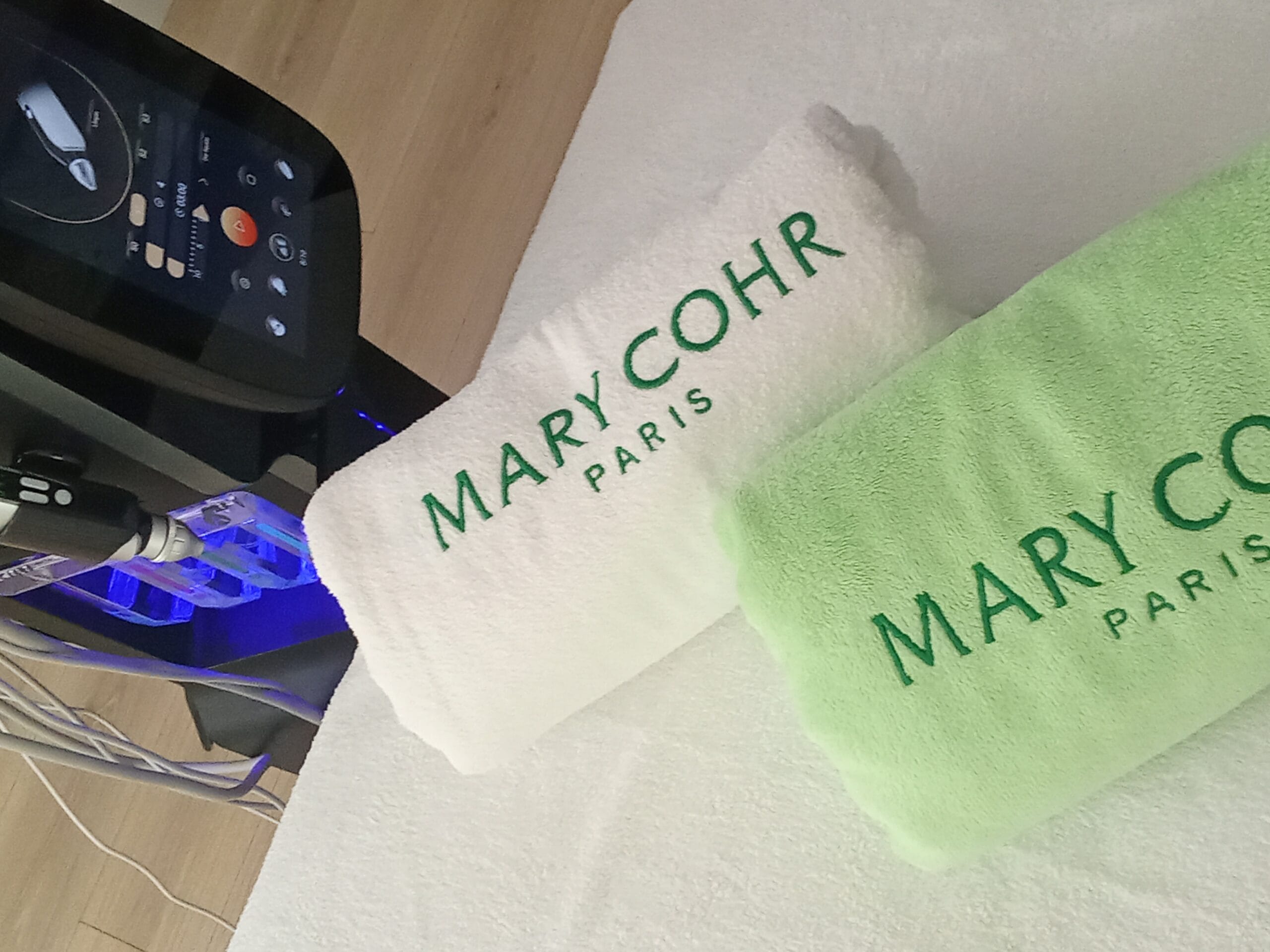 Toallas Mary Cohr blanca y verde junto al equipo de la cabina facial de Forever Young