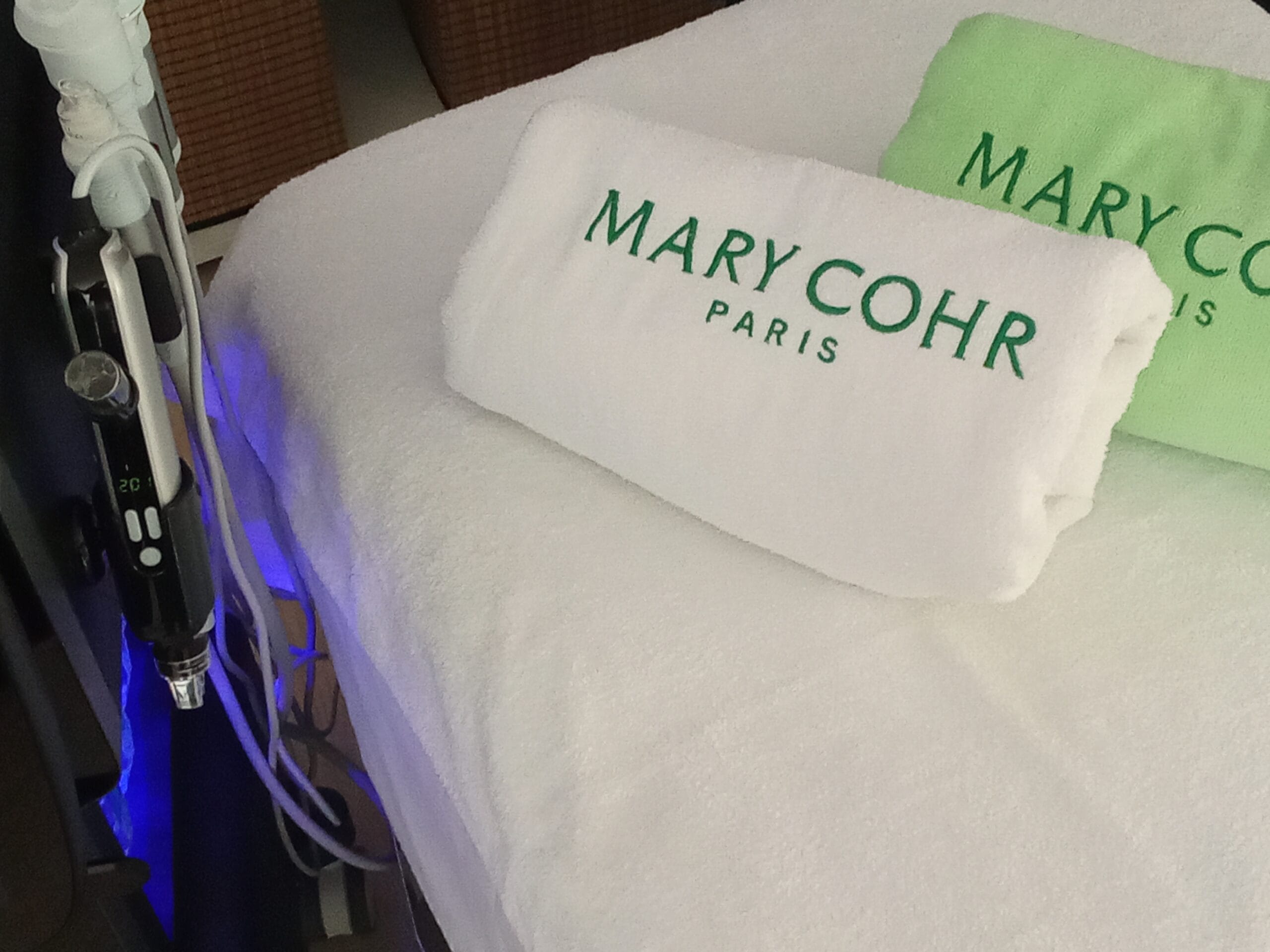 Camilla de tratamientos faciales con toallas Mary Cohr y el equipo al lado
