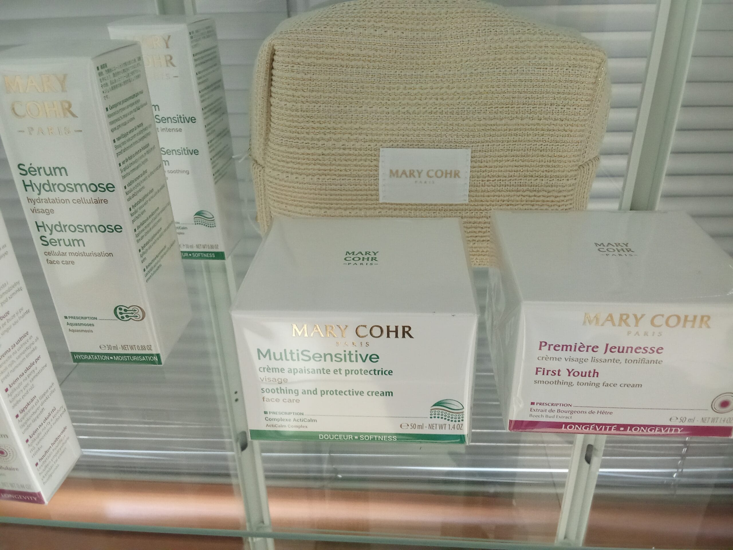 Cosmética Mary Cohr en la vitrina de Forever Young: cremas y neceser