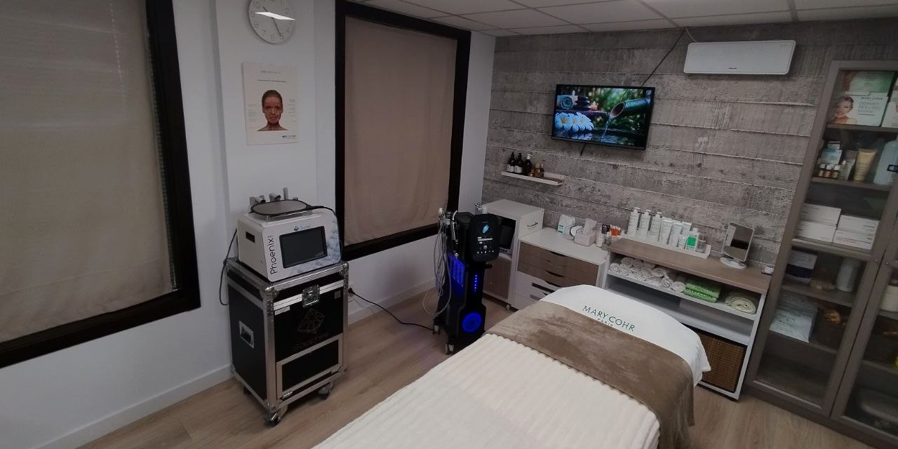 Cabina de estética avanzada de Forever Young en A Coruña: camilla, radiofrecuencia Phoenix, hidrodermoabrasión y vitrina de cosmética profesional