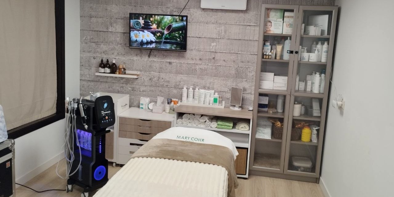 Cabina de tratamientos de Forever Young Estética en A Coruña, con camilla, aparatología y cosmética profesional